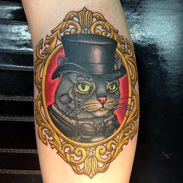 chica con tatuaje de gato