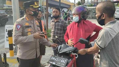 Kesigapan Petugas Polisi Saat Tugas Penyekatan PPKM, Bantu Ibu Hamil Yang Mau Melahirkan Dijalan.