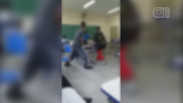 ALUNOS DE ESCOLA ESTADUAL EM SP ARREMESSAM LIVROS CONTRA PROFESSORA E JOGAM CARTEIRAS.