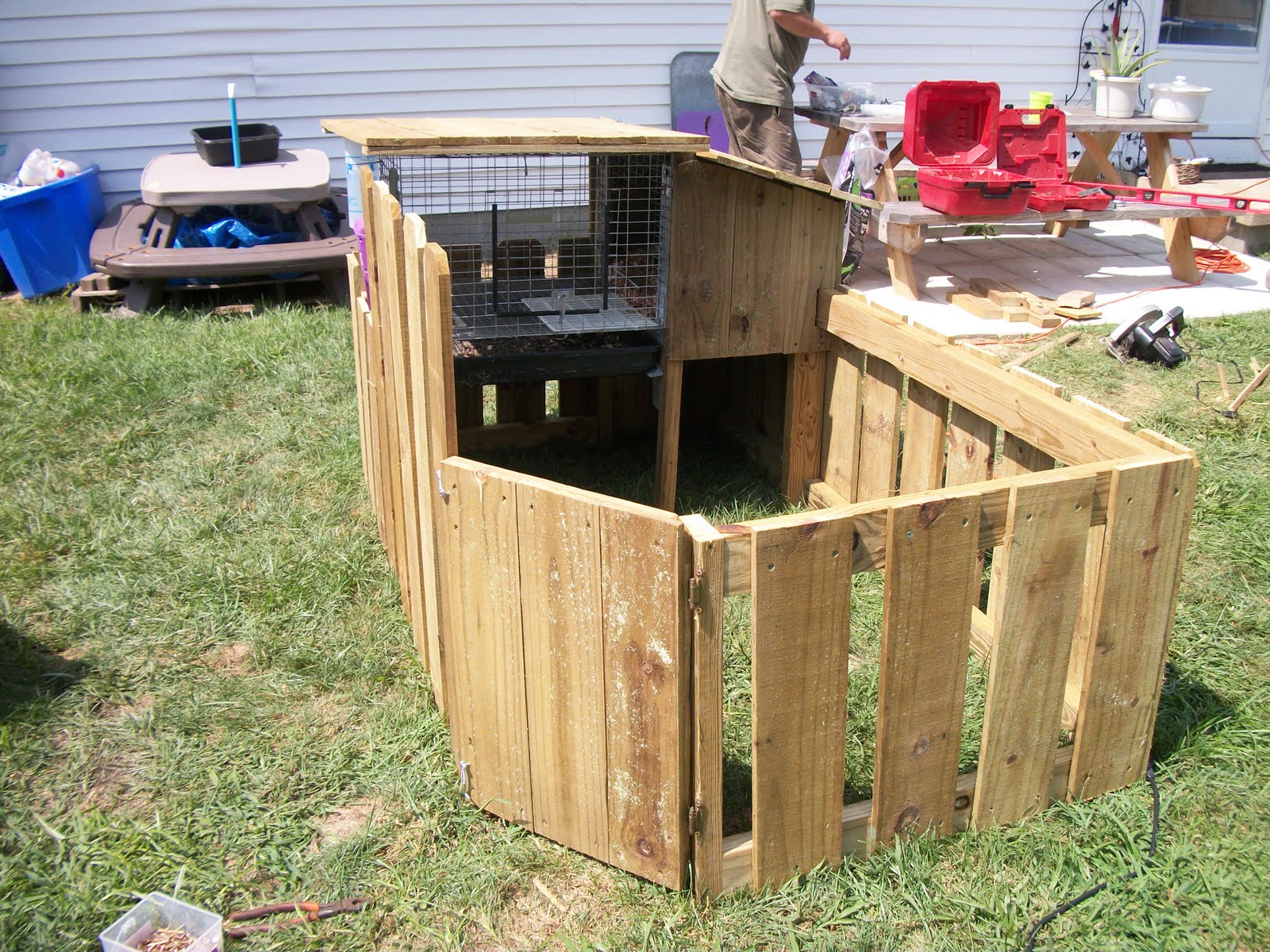 ... Good Little Housewife's Homesteading Adventures: Our New Rabbit Hutch