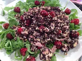 Riso venere con ciliegie rucola e formaggio