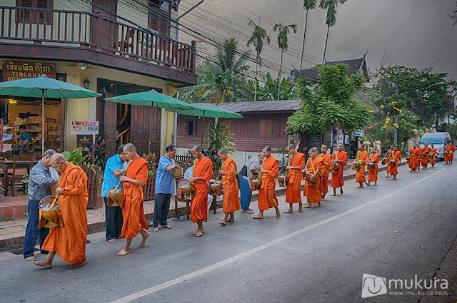 ตักบาตรข้าวเหนียว หลวงพระบาง