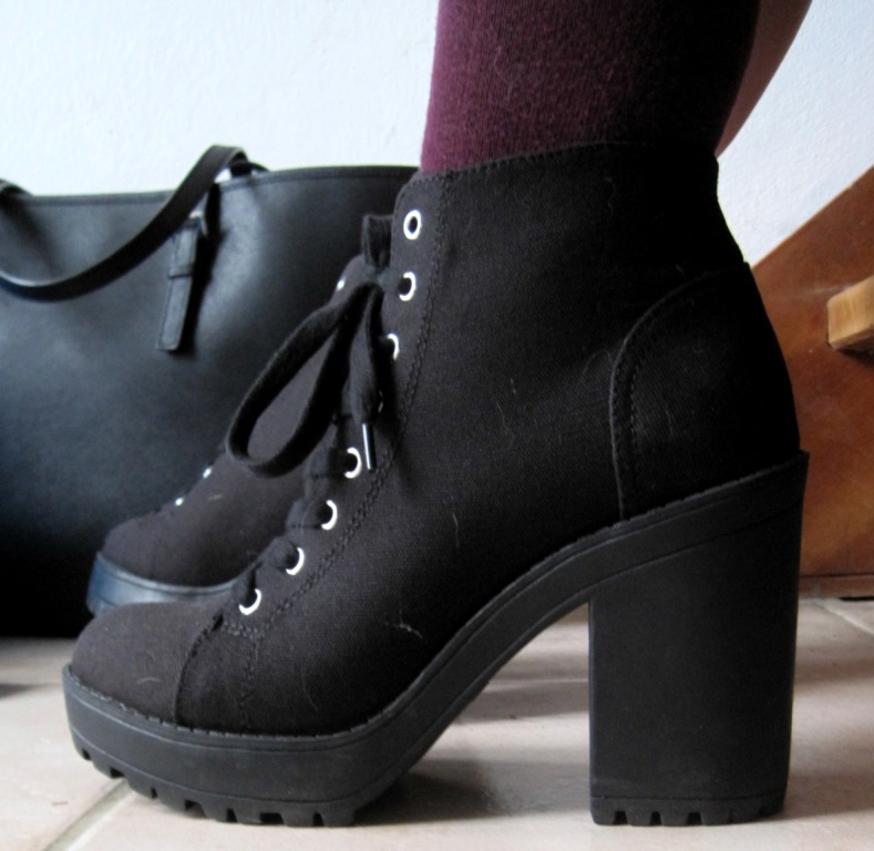 http://pinkleoley.blogspot.de/2015/04/schuhe-schwarze-stiefeletten-aus-canvas.html