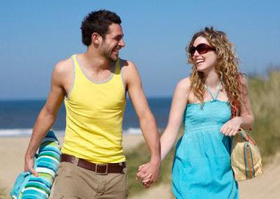 أمور عليك تحضيرها قبل الذهاب في شهر العسل - حبيبان يمشيان على شاطىء البحر - man and woman walking on beach