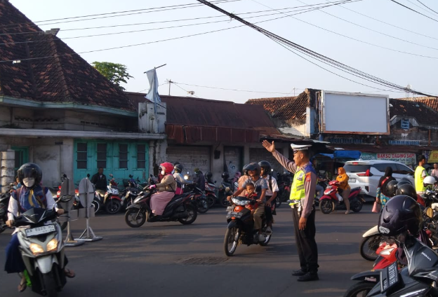 Polsek Kotagede Tingkatkan Keamanan dan Kenyamanan Pengguna Jalan dengan Pengaturan Lalu Lintas Pagi Hari