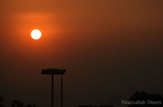 Memotret Kilau Sunset dari Parkiran Abu Bakar Ali 