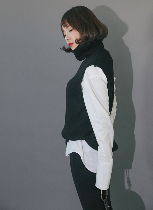 Side-Slit Turtleneck Vest