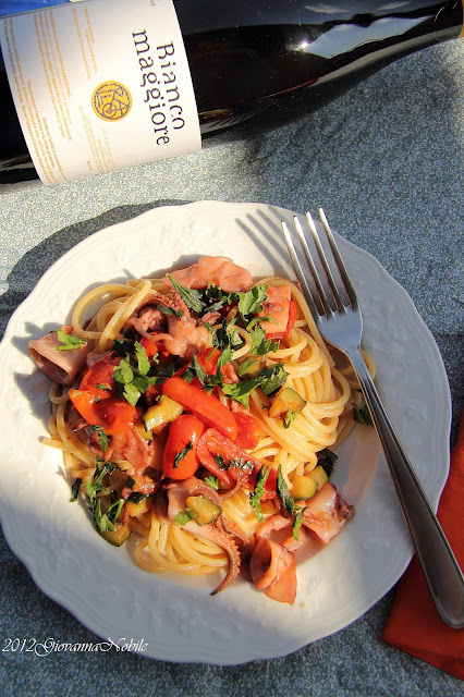 Spaghetti con calamaretti, zucchine e pomodori datterini