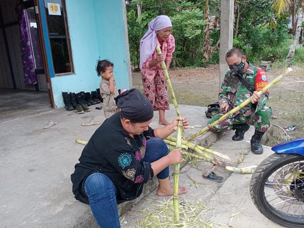 Bukan Hanya Suami Yang Ikut Andil, Tetapi Para Ibu Juga Ambil Andil Dalam TMMD Ke -111 TA. 2021 Kodim 1207/Pontianak