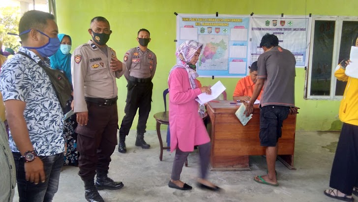 Bhabinkamtibmas Desa Lengkese Kawal Pembagian Bantuan Sosial Tunai BST Di Masyarakat