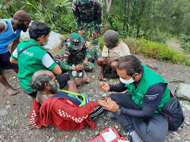 Sinergitas TNI dan Dinkes Kabupaten Mimika Dalam Pelayanan Kesehatan di Kampung Opitawak