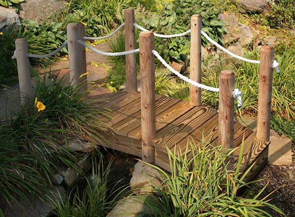 Jembatan Kayu Lucu untuk Taman Rumah Minimalis