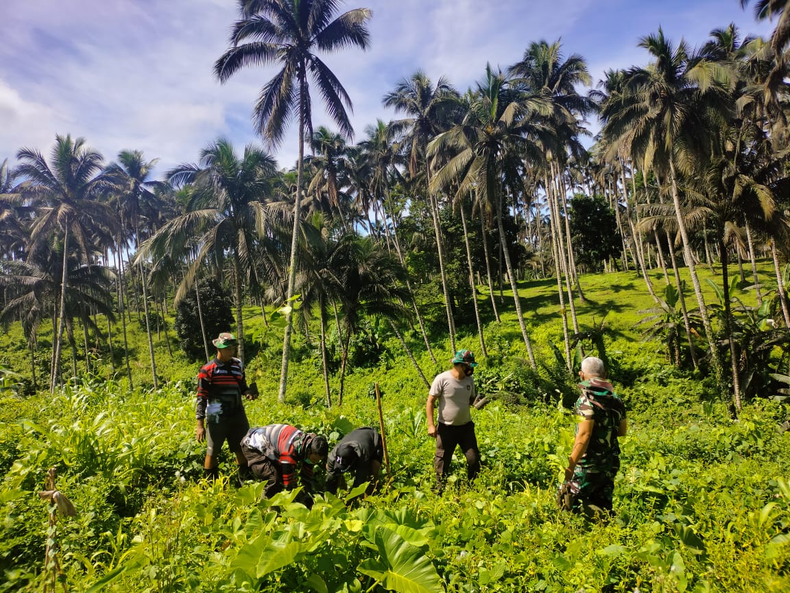 Polri dan TNI Tanam Pohon di Kumersot