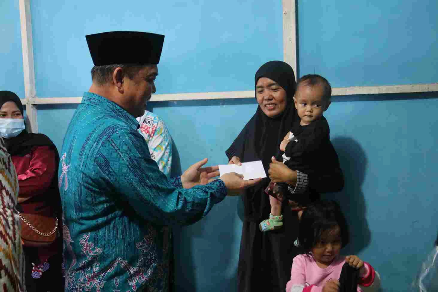 Wagub Kalbar Pantau Kondisi Anak Berisiko Stunting Serta Serahkan Bantuan Sembako dan Uang Tunai di Ketapang