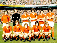 SELECCIÓN DE HOLANDA - Temporada 1971-72 - Cruyff, Van Beveren, Israel, Hulshoff, Strik y Van Hanegem; Venneker, Wery, Jansen, Van Dijk y Keizer - HOLANDA 3 (Barry Hulshoff, Piet Keizer 2) ALEMANIA DEL ESTE 2 (Eberhard Vogel 2) - 10/10/1971 - Eurocopa de 1972, fase de clasificación - Rotterdam, Países Bajos, De Kuip Feijenoord