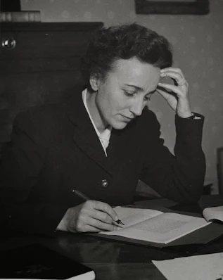 Pauline Réage (1907 - 1998) pseudônimo de Anne Desclos, autora Francesa.