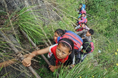 Kisah Bocah-bocah Bernyali! Bertaruh Nyawa ke Sekolah dengan Menuruni Tebing Setinggi 1.400 Meter