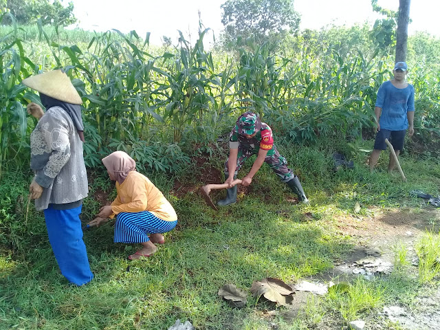 Kodim Sragen - Babinsa Kragilan Ajak Masyarakat Kerja Bakti Bersihkan Parit