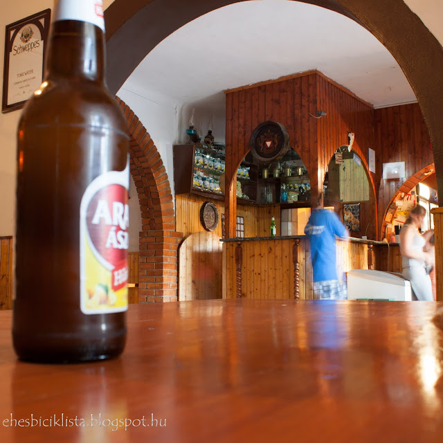 Kübekházi Hársfa Söröző pultja és sör az asztalon