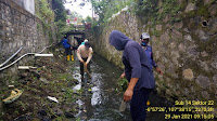 Ciptakan Kebersihan Sungai, Satgas Sektor 22 Sub 14 Komsos Pasca Karbak di Sungai Cijengjing