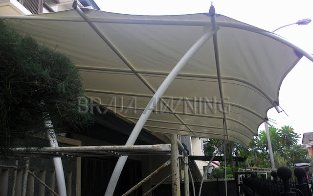 Tenda membrane untuk teras depan rumah minimalis