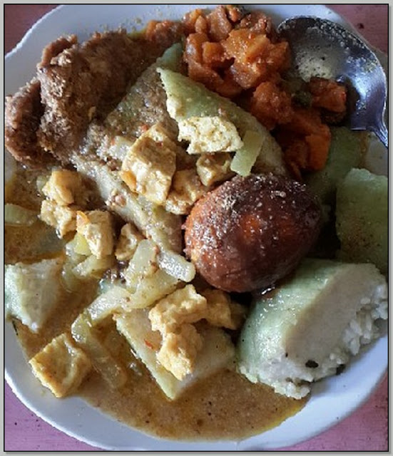 KULINER NUSANTARA: “LONTONG SAYUR” 