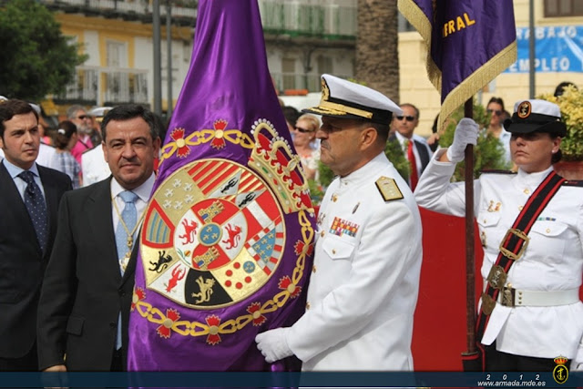 San Fernando hace entrega de una Bandera Coronela a la Fuerza de Infantería de Marina. 