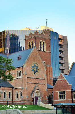 s Cathedral ialah nama dari Gereja Anglikan utama di kota Perth St. George's Anglican Cathedral, Perth