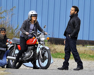 Miley Cyrus with Jeremy Piven on the set of 