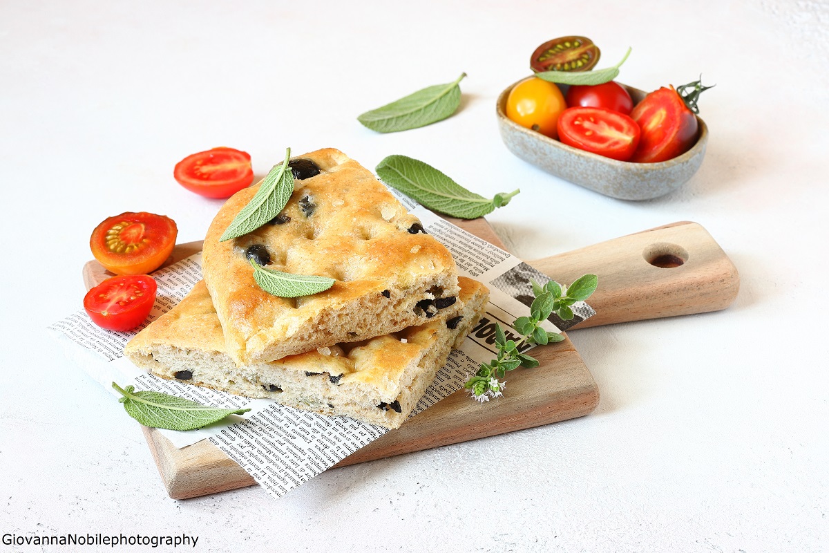 Focaccia con semola, olive ed erbe aromatiche