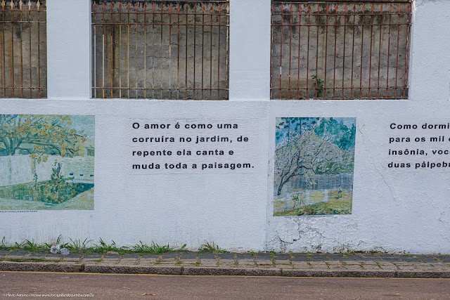 Muro com reproduções de pinturas de Miguel Bakun e textos de Dalton Trevisan