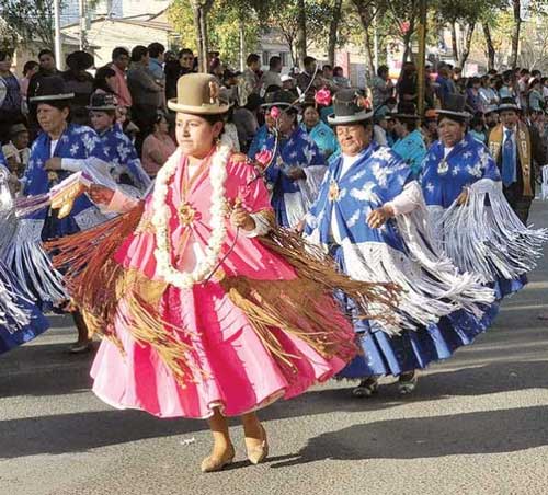 Tres mil bailarines y más de 50 conjuntos bailaron en la primera promesa de Urkupiña 2015