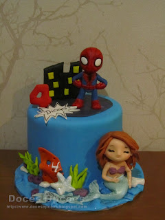 Bolo de aniversário com o Homem Aranha e a Pequena Sereia