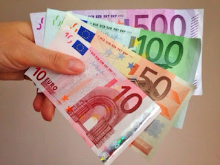 девушка держит евро