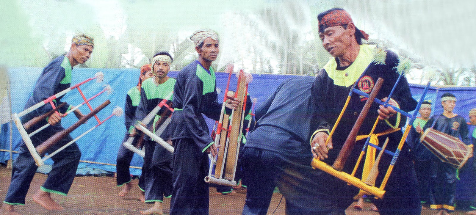 Ngabuburit Nonton Angklung Sered