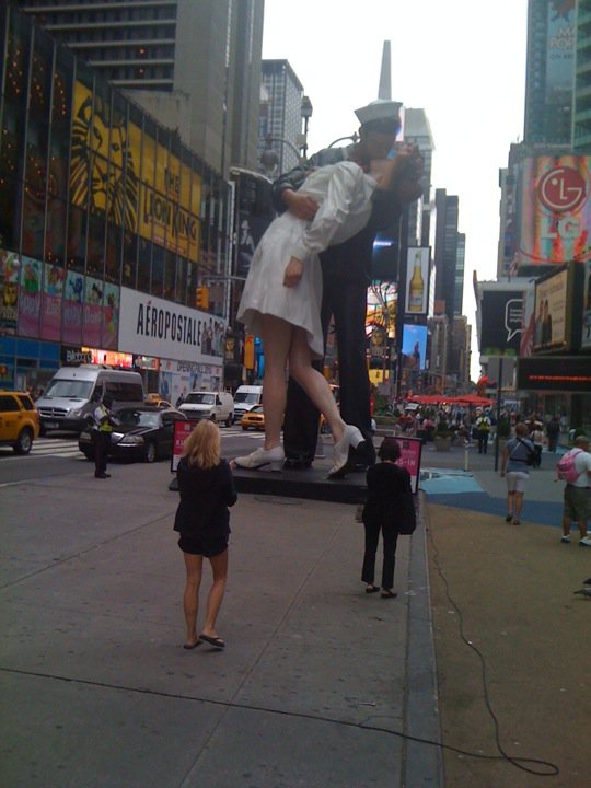 times square kissing photo. v-j day in times square kiss