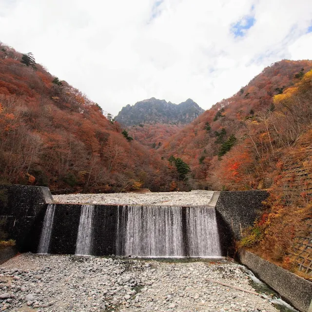 西沢渓谷　二俣吊橋から見た鶏冠山