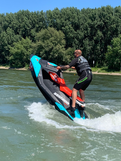 Jetski_auf_einem_Fluß