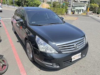 Nissan Teana中古車行情說明: 本篇主要敘述二代Teana(J32)的中古車收購行情 ，二代的涵蓋年份範圍有：2011-2018年 。以當時新車來講算是很高級都有接近上百萬的等級 ~  通常teana二手行情的高低最基本要先看是 2.0 還是2.5、3.5版本 。3.5版本基本上可以接近報廢沒什麼人敢收了 ，因為牌照燃料稅較高比較難賣 。這樣就算了如果車商自己屯著賣 ，沒去停牌的話可能光繳稅就超過收購價 。至於 2.5的也不算太好 但比 3.5好一些，所以 2.0的Teana 二手車收購行情是最好的 。關於teana二手車ptt有網友問說為什麼Teana二手價格那麼爛?其實主要是2.0雖然收購行情好但車太重所以馬力不夠開起來會很不爽，2.5、3.5開起來很爽但油耗很不爽加上收購價又更爛。自相矛盾的設計，這就是為什麼 teana二手自售並不是到好賣 。