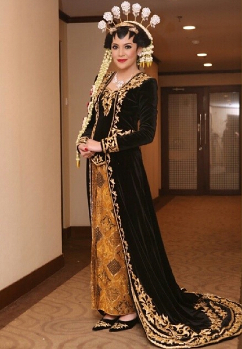 Astrid Putrinda Kebaya  Pengantin  Beludru Adat Jawa 