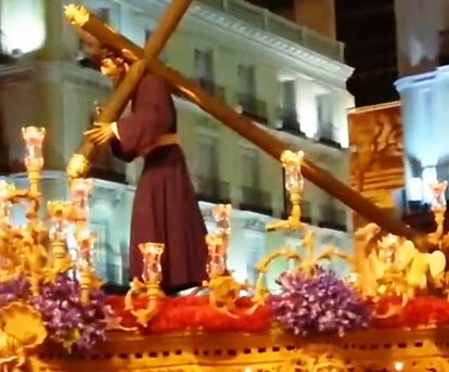 El paso representa a Jesús cargando la cruz. Va muy adornado con flores rojas y moradas e iluminado por muchos faroles.