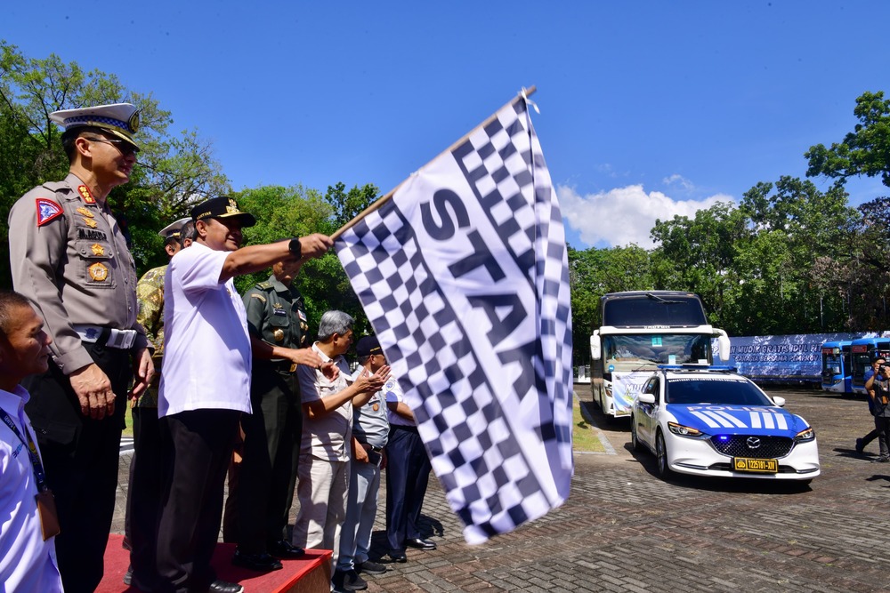 Penjabat Gubernur Sulsel Lepas 500 Peserta Mudik Gratis, Beri Bantuan Paket Sembako