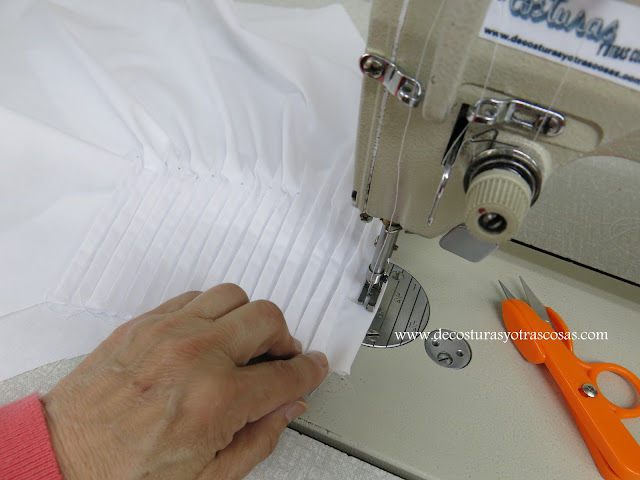 como coser pliegues en una blusa