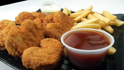 curiosidades comida rápida chatarra, nuggets servidos con papas y catsup