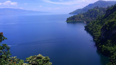 Danau Toba dilihat dari kota Parapat Simalungun
