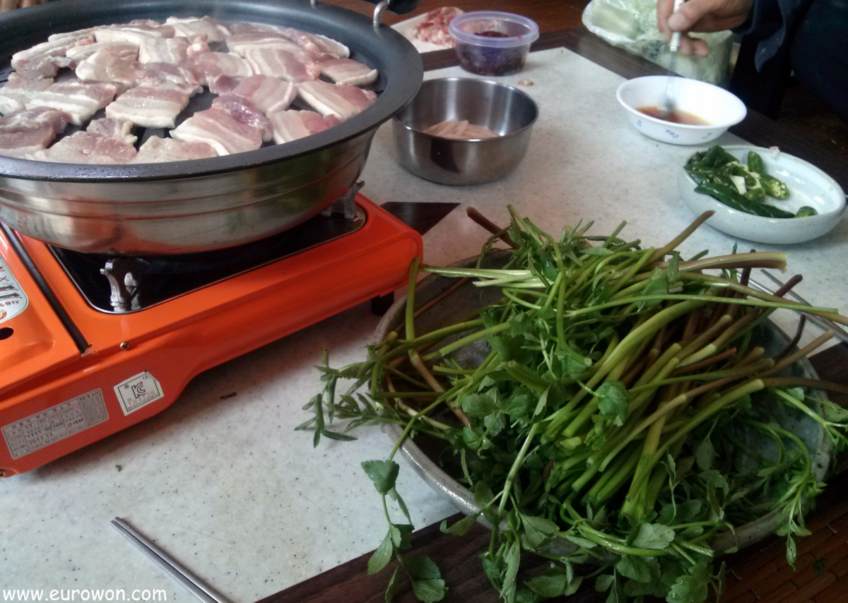 Mesa con apio chino y panceta de cerdo