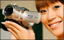 L'un des deux nouveaux caméscopes Hitachi haute définition au format DVD Blu-Ray.
