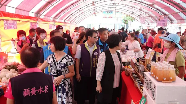 ▲花壇鄉農會與花壇鄉公所於8日在花壇鄉夢想館舉辦2023花筍節活動，活動有闖關遊戲、趣味遊戲、親子DIY手作、農特產品展售等，讓民眾玩得開心、吃得快樂。（記者林明佑攝）