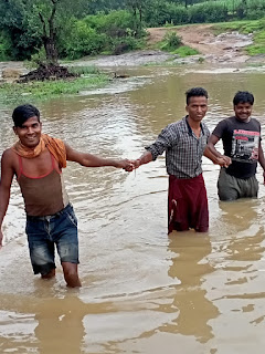 मानव श्रंखला बनाकर नदी पार करने को मजबूर ग्रामीण