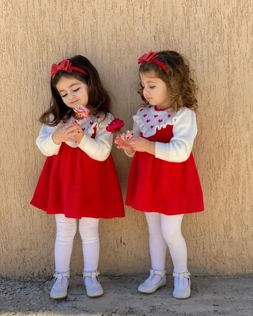 توام بنات صغار